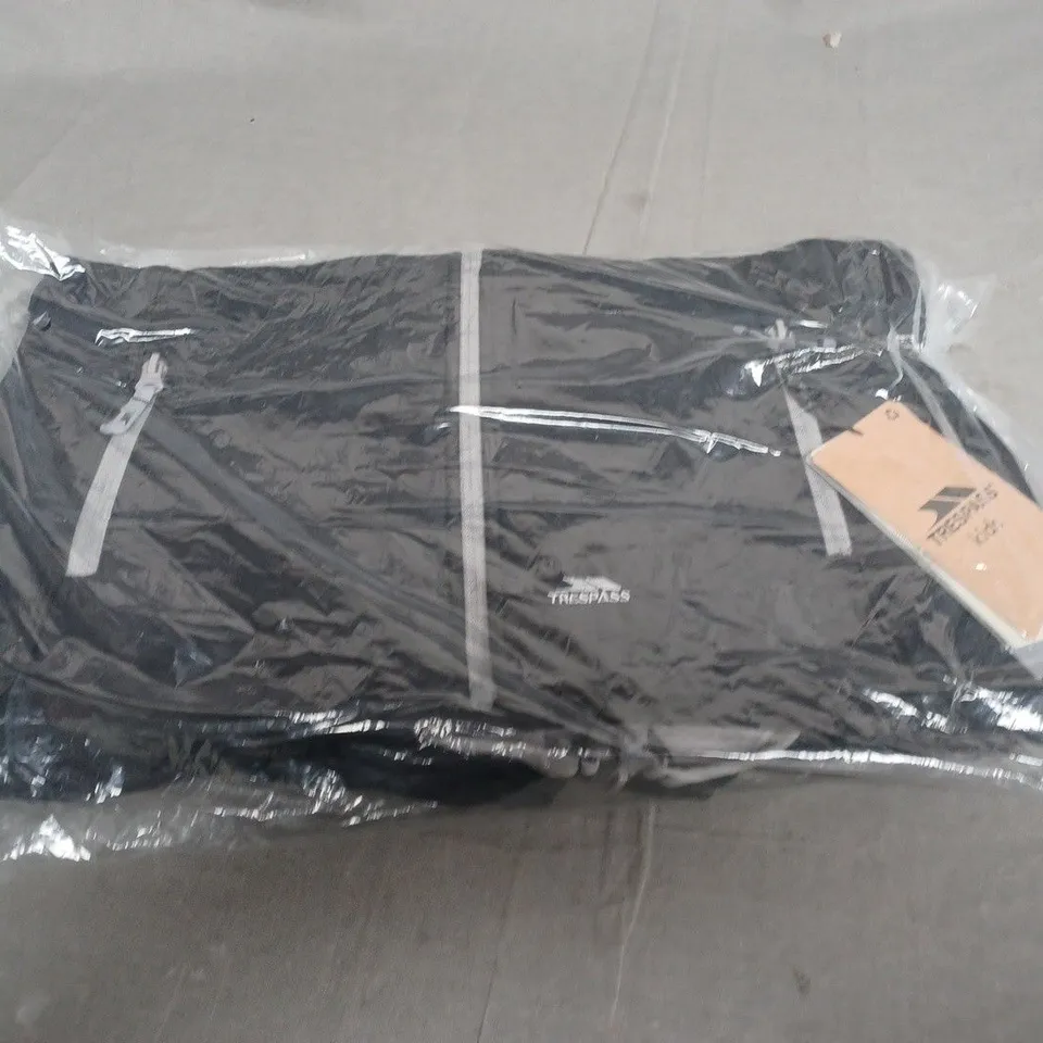 BAGGED KIDS TRESPASS SOFTSHELL JACKET SIZE 11/12 YEARS