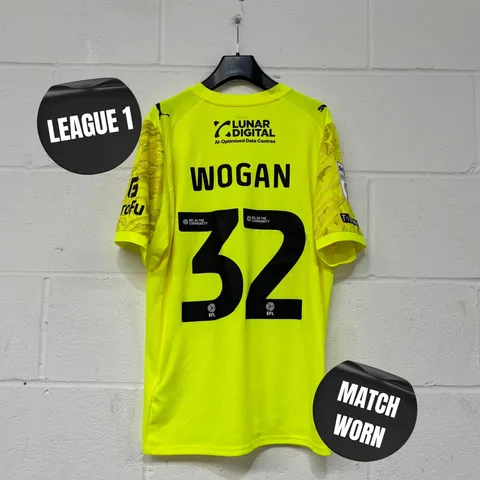 STOCKPORT COUNTY F.C LEAGUE ONE MATCH WORN AWAY GOLEKEEPERS SHIRT IN FLUO YELLOW - UK L / ANDREW WOGAN #32