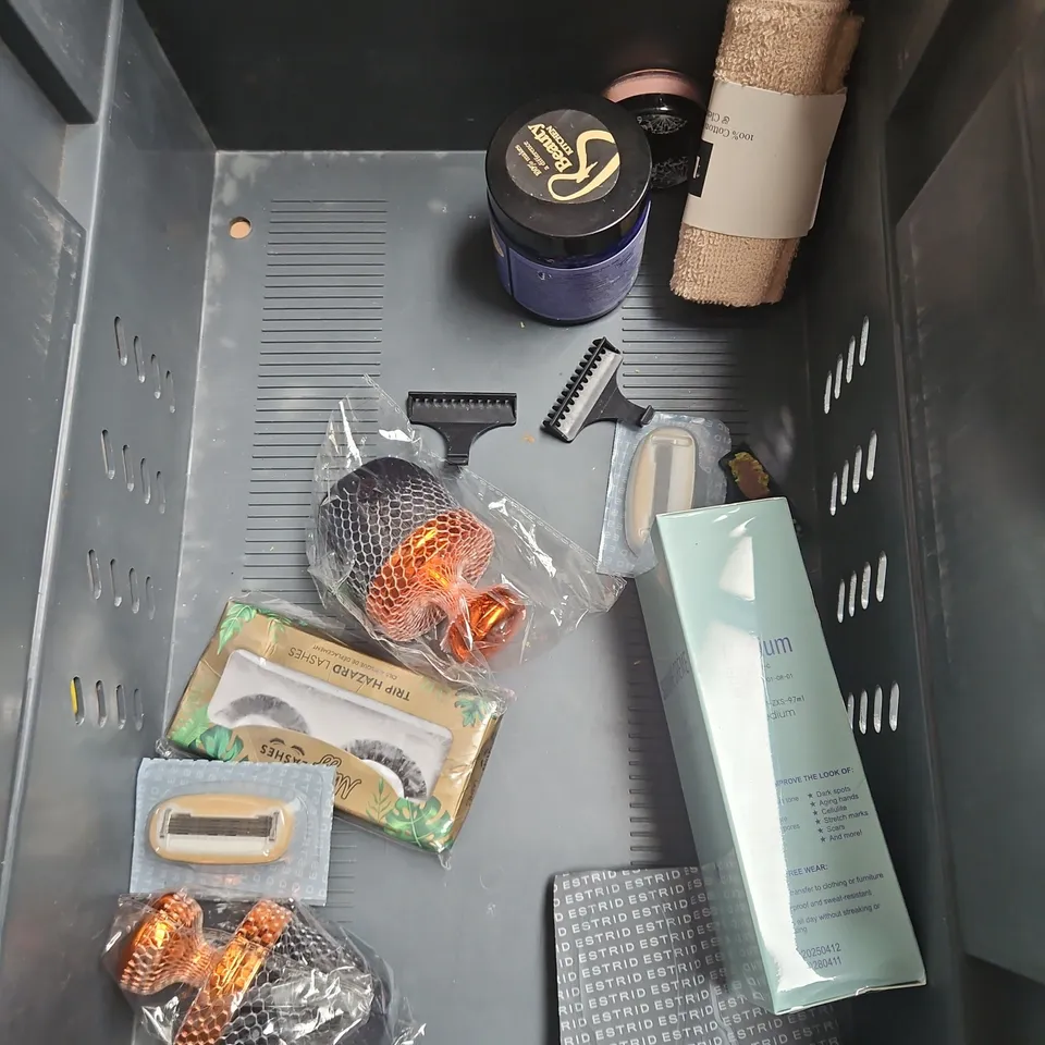 APPROXIMATELY 20 ASSORTED HEALTH & BEAUTY PRODUCTS TO INCLUDE - CLAIRE'S MAKEUP KIT - NATURE SPELL DRY SHIMMERING OIL - ANUA SUNCREAM - ETC