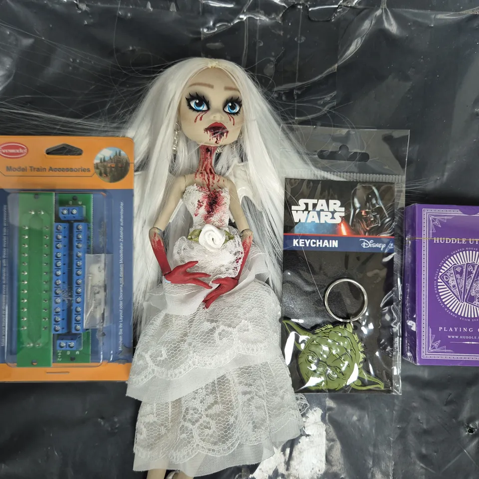 APPROXIMATELY 10 ASSORTED TOYS AND GAMES TO INCLUDE PLAYING CARDS, STAR WARS KEYCHAIN, ETC