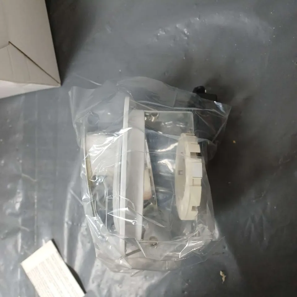 LOT CONTAINING 30 FLUSH MOUNT CELLING LIGHTS, 20 OUTDOOR OVER SIGN WALL MOUNTED LIGHTS, AND A SELECTION OF OTHER LIGHT FITTINGS.