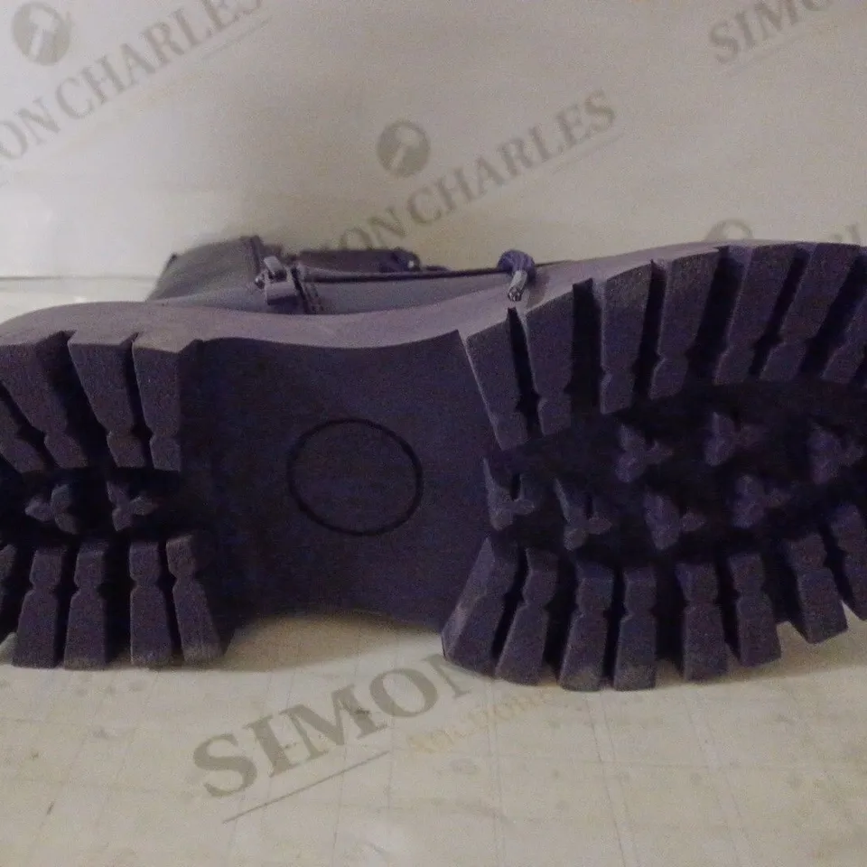 PAIR OF KOI WOMEN'S PLATFORM BOOTS PURPLE SIZE 6 