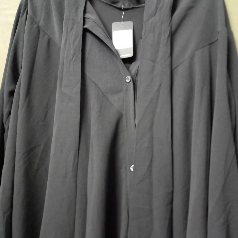 KURT MULLER WOMAN THIN BUTTON TOP IN BACK - SIZE UNSPECIFIED