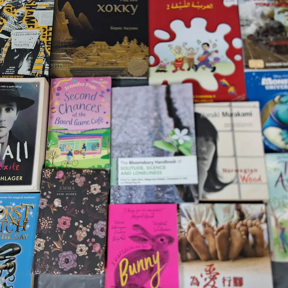 LARGE QUANTITY OF ASSORTED BOOKS TO INCLUDE NOVELS, KIDS AND REFRENCE BOOKS