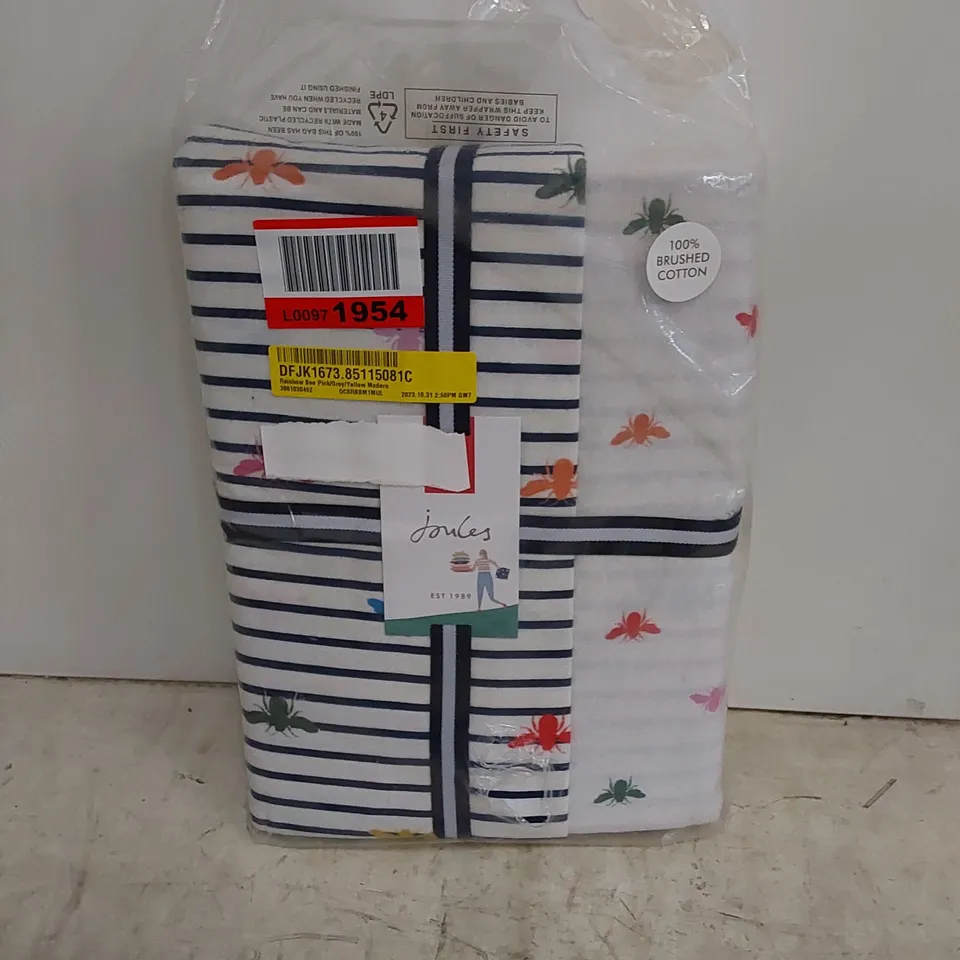 BAGGED RAINBOW BEE PINK/GREY/YELLOW MODERN DUVET SET // SIZE: SINGLE 