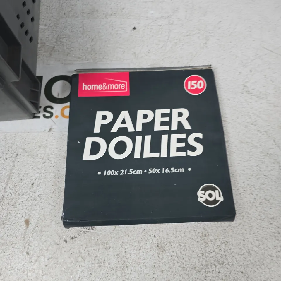 TOTE OF APPROXIMATELY 14 ASSORTED ITEMS TO INCLUDE: PAPER DOILIES