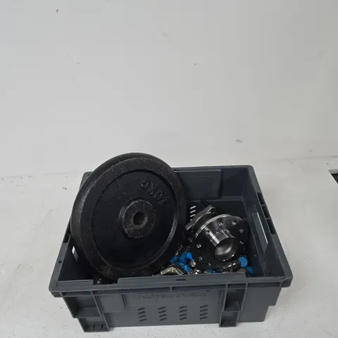 TOTE OF APPROXIMATELY 10 ASSORTED METAL PARTS TO INCLUDE: METAL 10KG PLATE