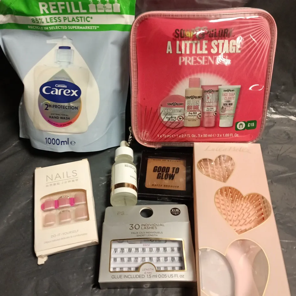APPROXIMATELY 15 ASSORTED HEALTH & BEAUTY PRODUCTS TO INCLUDE CAREX REFILL PACKS, SOAP & GLORY SET, HAIR BRUSH ETC