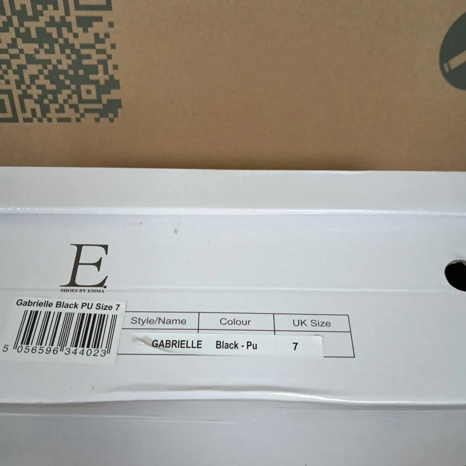 BOXED PAIR OF SHOES BY EMMA GABRIELLE BLACK PU CHELSEA BOOTS, UK 7