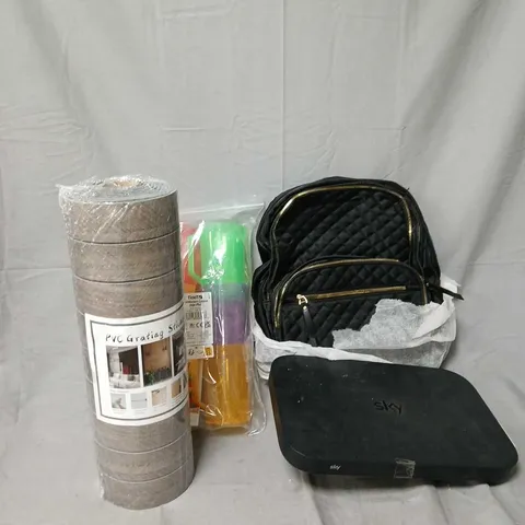 APPROXIMATELY 20 ASSORTED HOUSEHOLD ITEMS TO INCLUDE SKY BOX, SMALL BAG, COLOURED BEAKERS, ETC