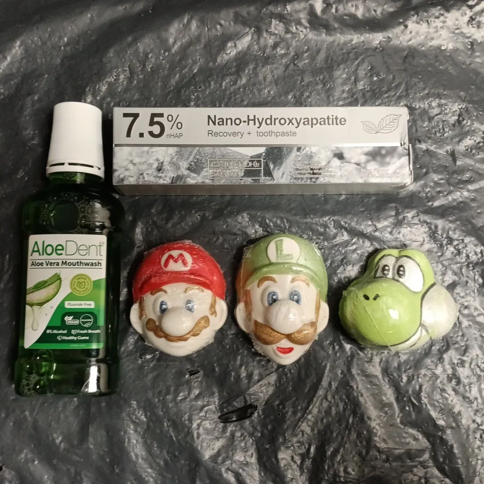 APPROXIMATELY 20 ASSORTED COSMETIC ITEMS TO INCLUDE TOOTHPASTE, MOUTHWASH, SUPER MARIO BATH BOMBS, ETC - COLLECTION ONLY