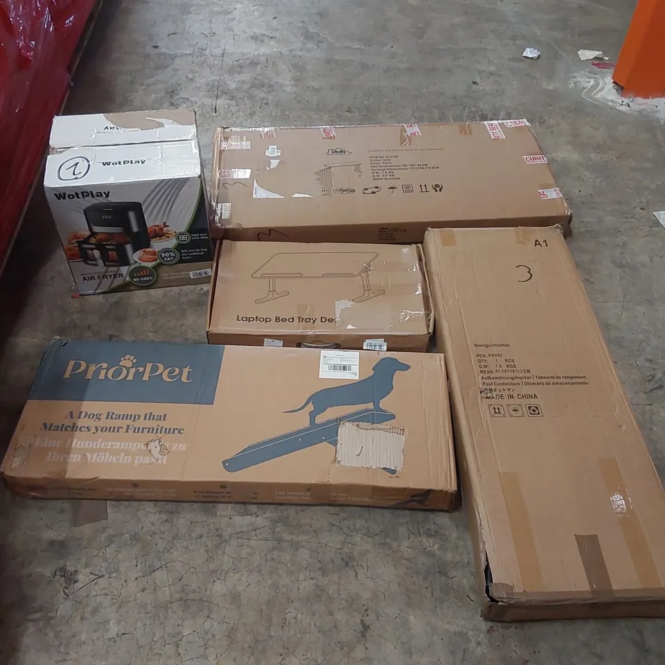 PALLET OF ASSORTED HOUSEHOLD GOODS AND FURNITURE TO INCLUDE: AIR FRYERS, COFFEE TABLE, DOG RAMP, STORAGE OTTOMAN, LAPTOP BED TRAY DESK ECT