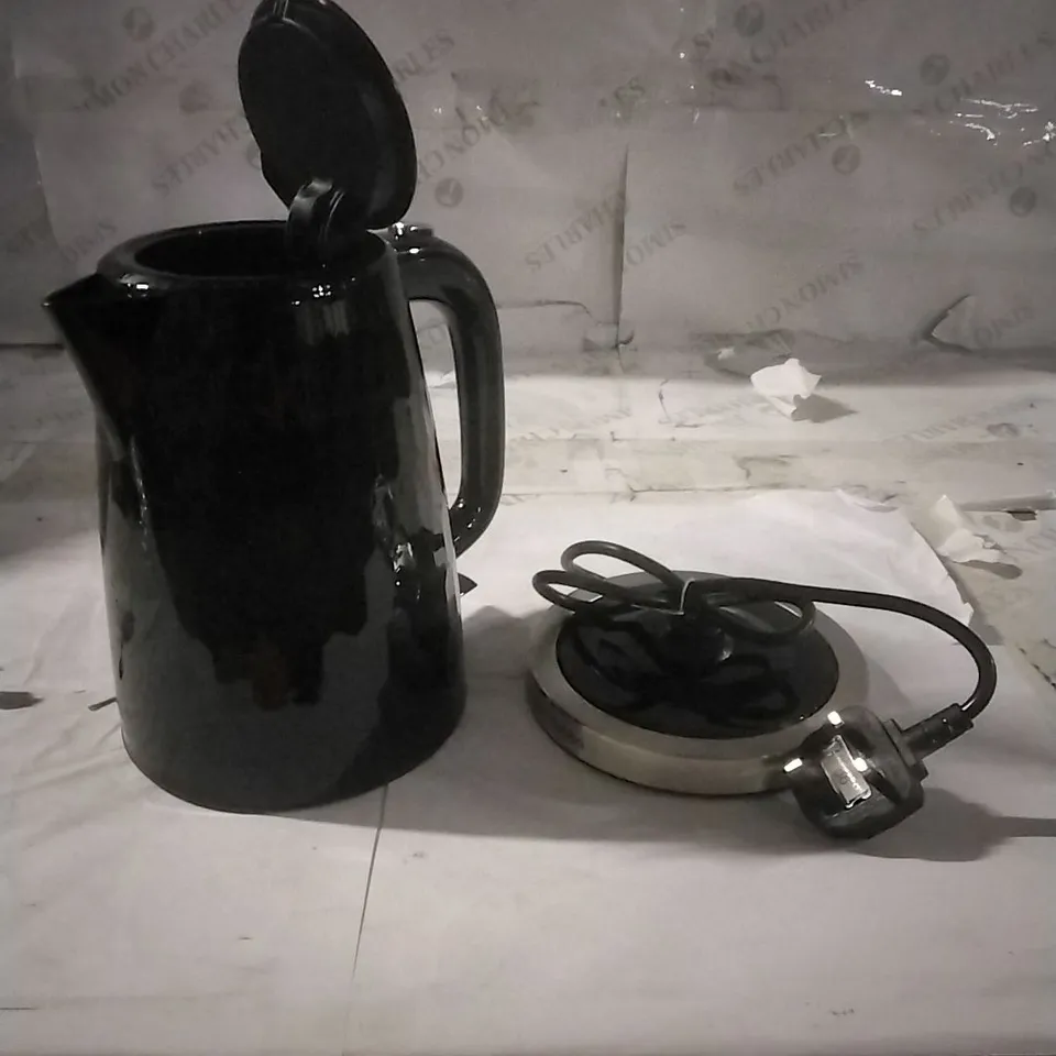 BOXED RUSSELL HOBBS BLACK KETTLE 