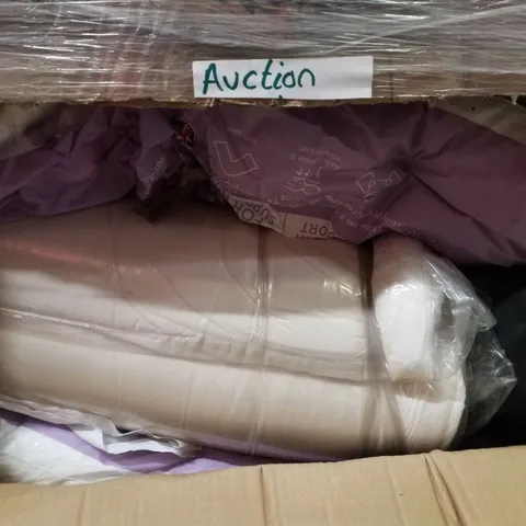 PALLET CONTAINING ASSORTED PILLOWS & CUSHIONS