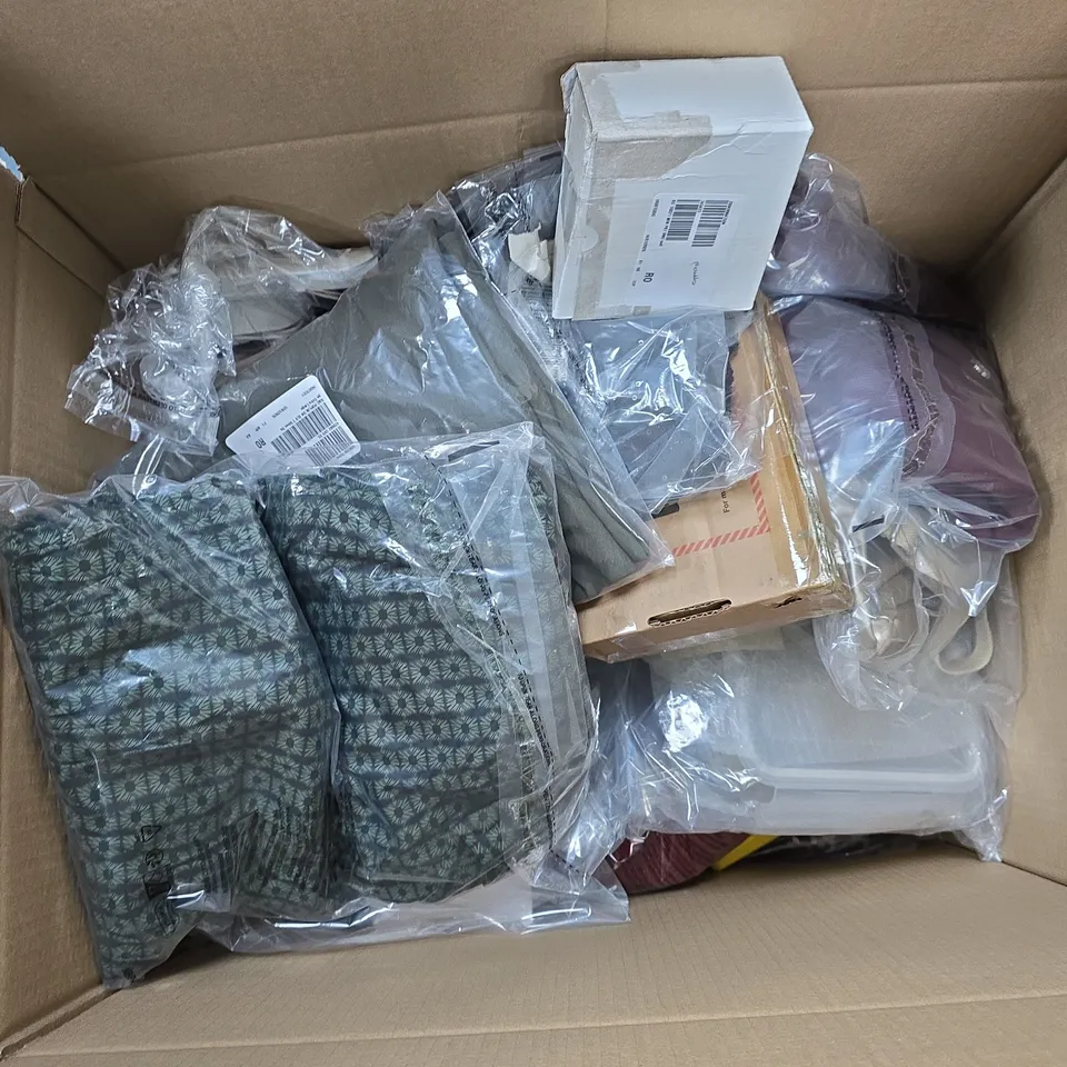 APPROXIMATELY 15 ASSORTED ITEMS TO INCLUDE GREAT PLAINS DRESS, ROAST & BAKE SET, MULTIFUNCTION LIGHTS, ETC