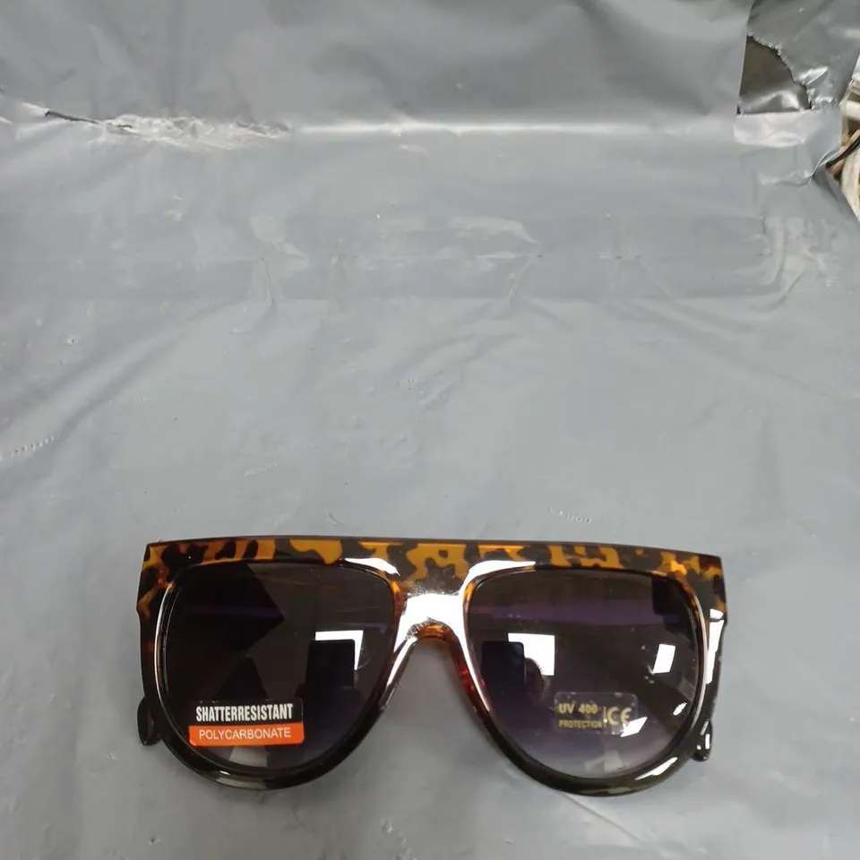 APPROXIMATELY 200 PAIRS OF FASHION SUNGLASSES