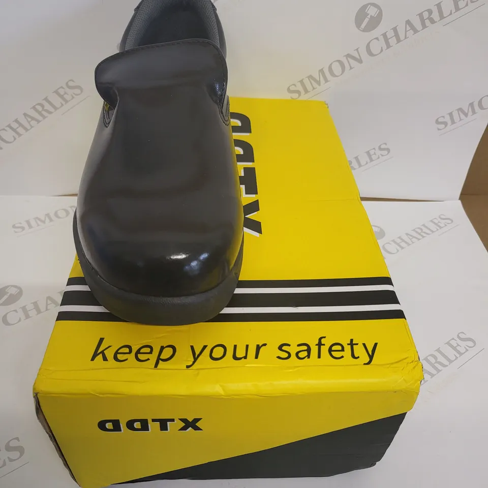 BOXED DDTX CHEF 400 BLACK/WHITE SHOES - SIZE 8.5 UK