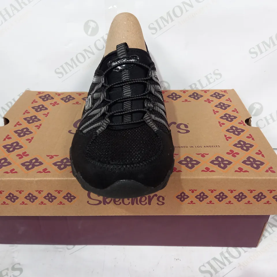 BOXED PAIR OF SKECHERS SHOES IN BLACK UK SIZE 9