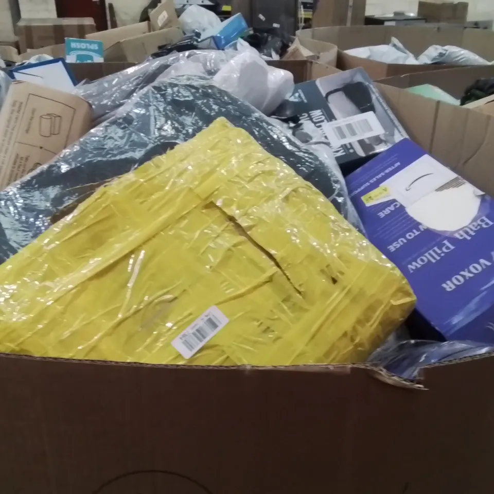 PALLET CONTAINING A LARGE QUANTITY OF PILLOWS