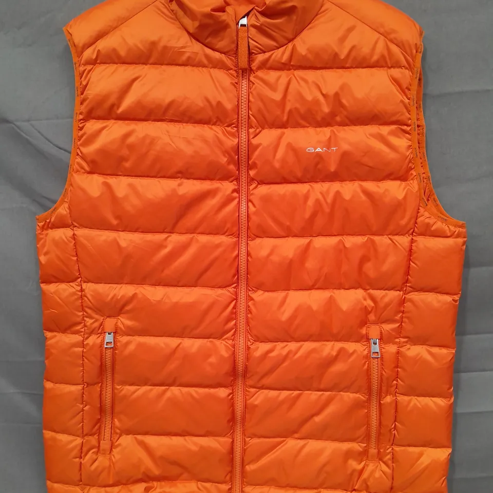 GANT LIGHT DOWN VEST IN PUMPKIN ORANGE SIZE MEDIUM