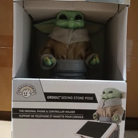 SIX GROGU SEEING STONE POSE – THE MANDALORIAN PHONE & CONTROLLER HOLDER (STAR WARS LICENSED)