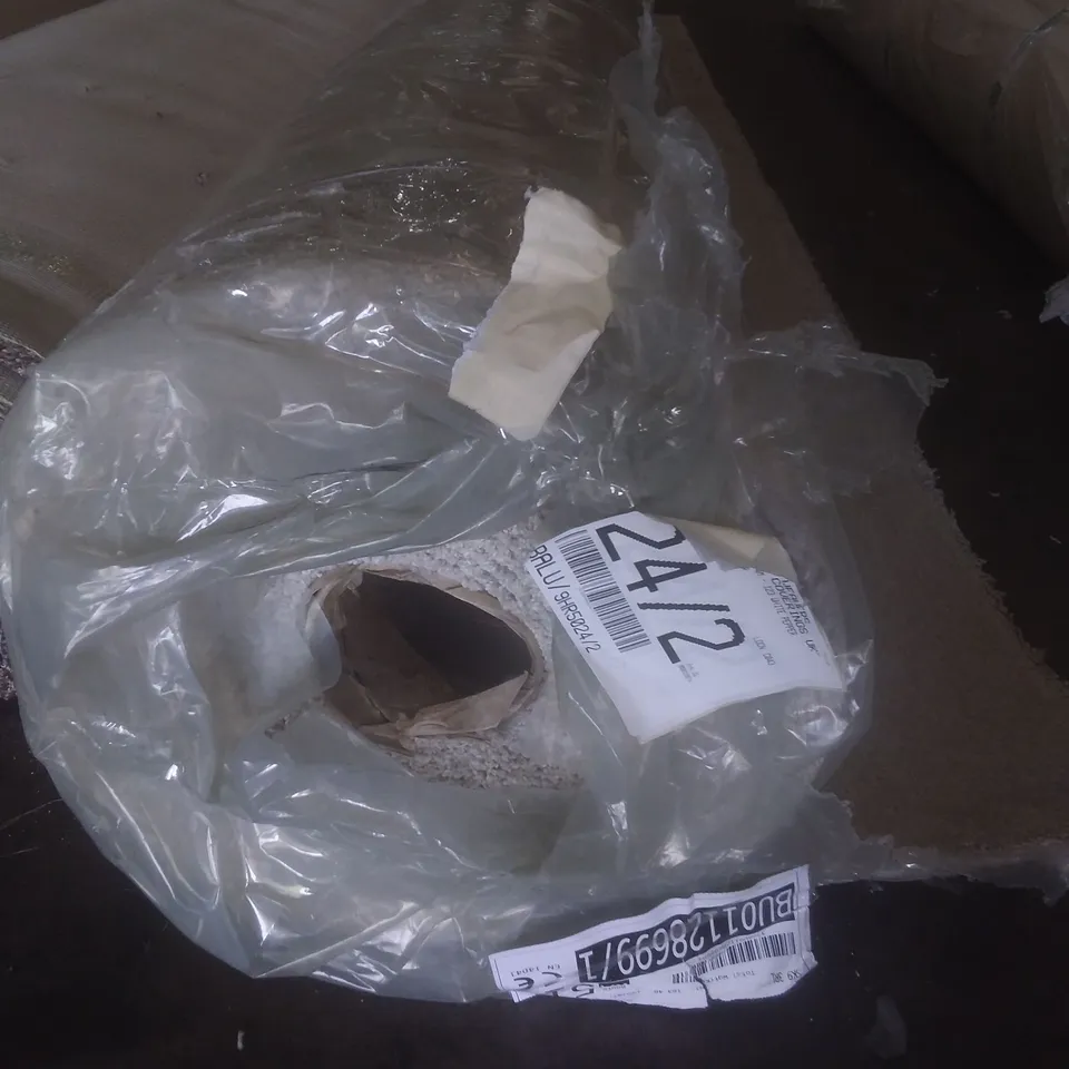 ROLL OF QUALITY ADDICTION 123 WHITE PEPPER CARPET APPROXIMATELY 4X13.4M