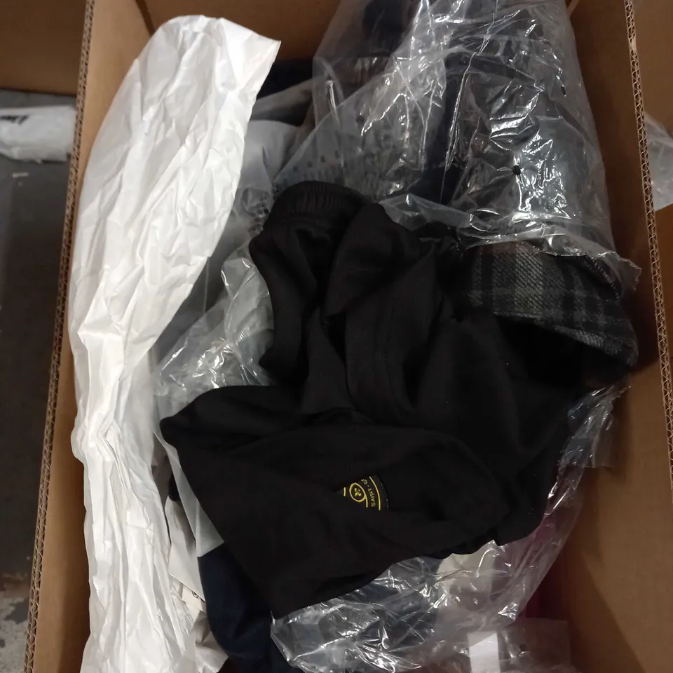 LOT OF ASSORTED CLOTHING AND ACCESSORIES TO INCLUDE; T-SHIRTS, JUMPERS ETC