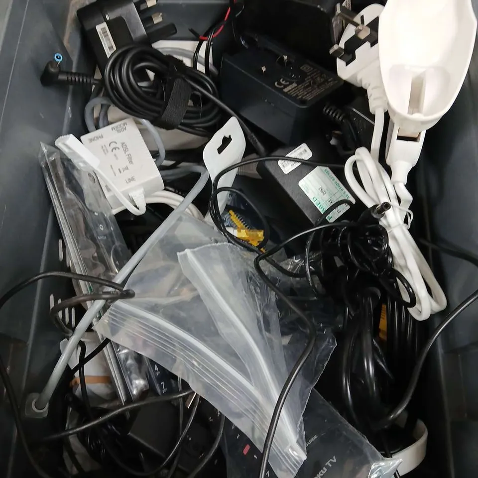 TOTE OF APPROXIMATELY 15 ELECTRICAL ITEMS TO INCLUDE - POWER CABLES - DIGITAL VOICE ADAPTER - AIR PUMP POWER PACK