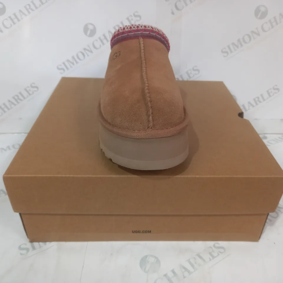 BOXED PAIR OF UGG WTAZZ SHOES IN CHESTNET UK SIZE 5