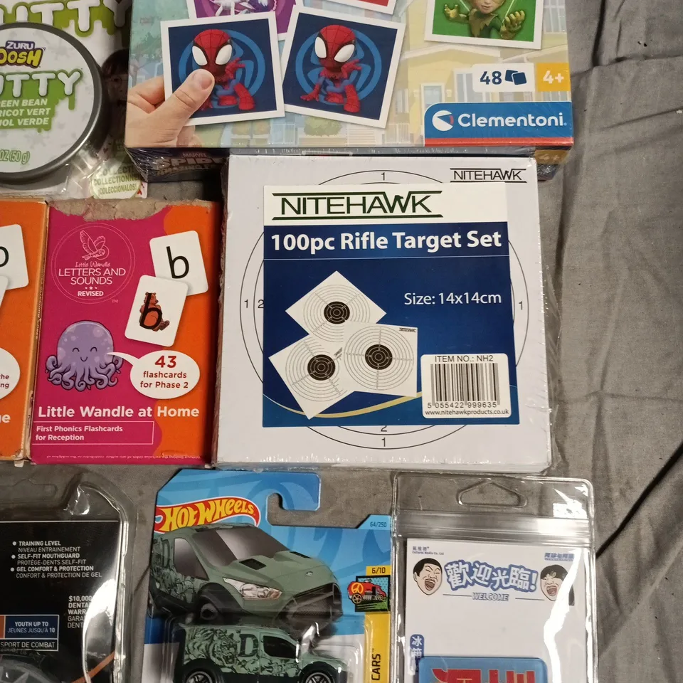 ASSORTED TOYS & GAMES LOT TO INCLUDE NITEHAWK RIFLE TARGET SET, HOT WHEELS CAR, SPIDEY MEMO, LITTLE WANDLE FLASHCARDS & MORE