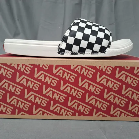BOXED PAIR OF VANS LA COSTA SLIDERS IN WHITE/CHECKERBOARD UK SIZE 6.5
