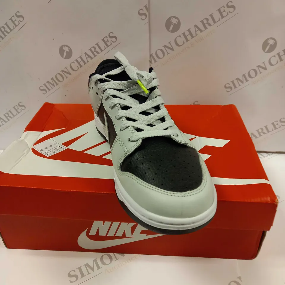 BOXED PAIR OF NIKE FD9756 DUNK LOW TRAINERS UK SIZE 8.5 