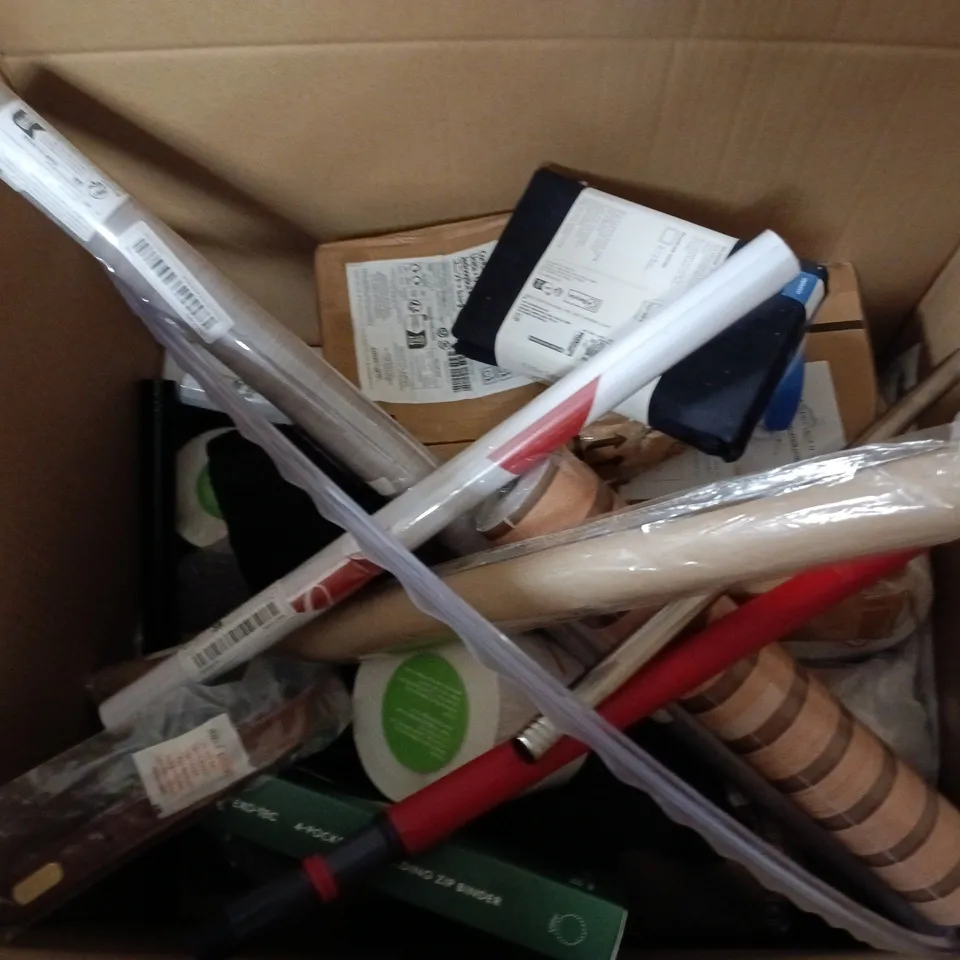 LOT OF ASSORTED HOUSEHOLD GOODS TO INCLUDE WALLPAPER, ZIP BINDERS AND PILLOW CASES