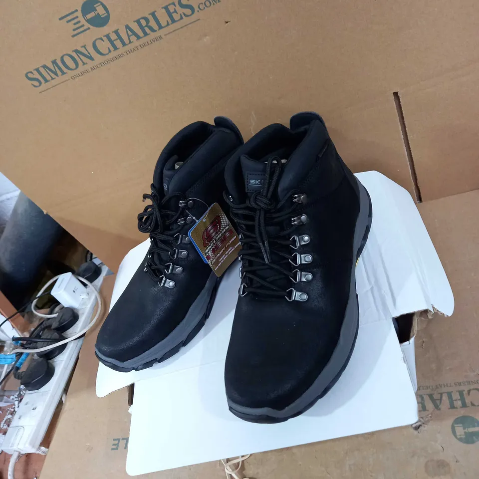 SKECHERS MEN'S BLACK LACE UP BOOTS - SIZE 10