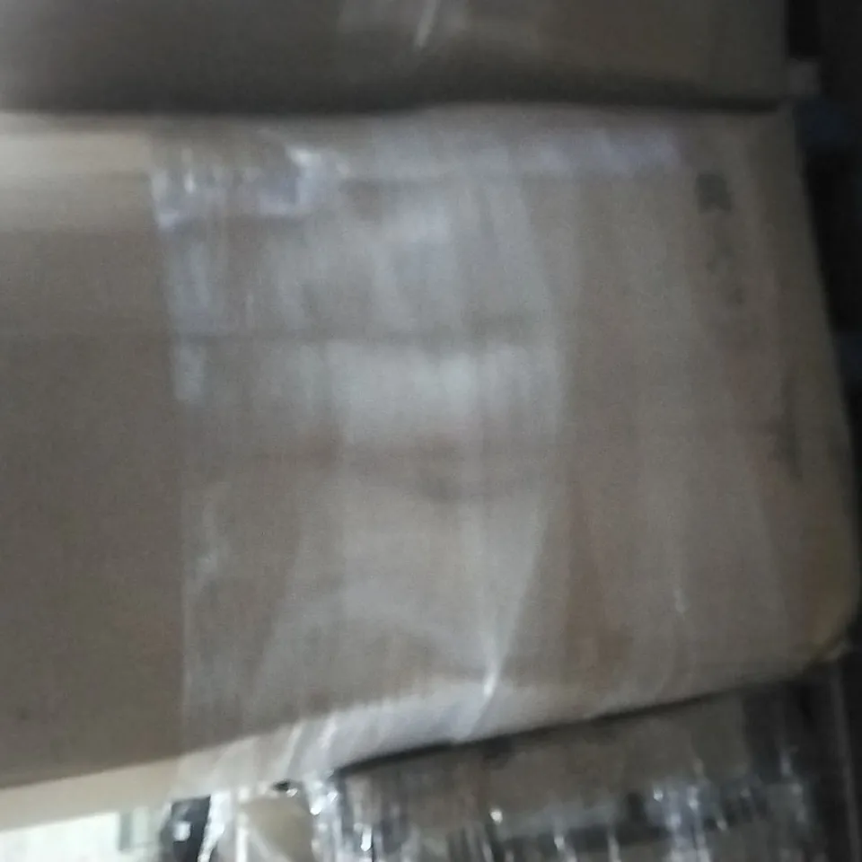 PALLET CONTAINING A LARGE QUANTITY OF PILLOWS
