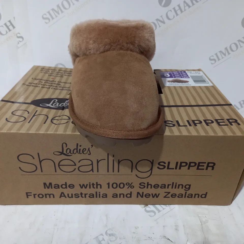 BOXED PAIR OF KIRKLAND LADIES SHEARLING SLIPPERS IN CHESTNUT UK SIZE 6