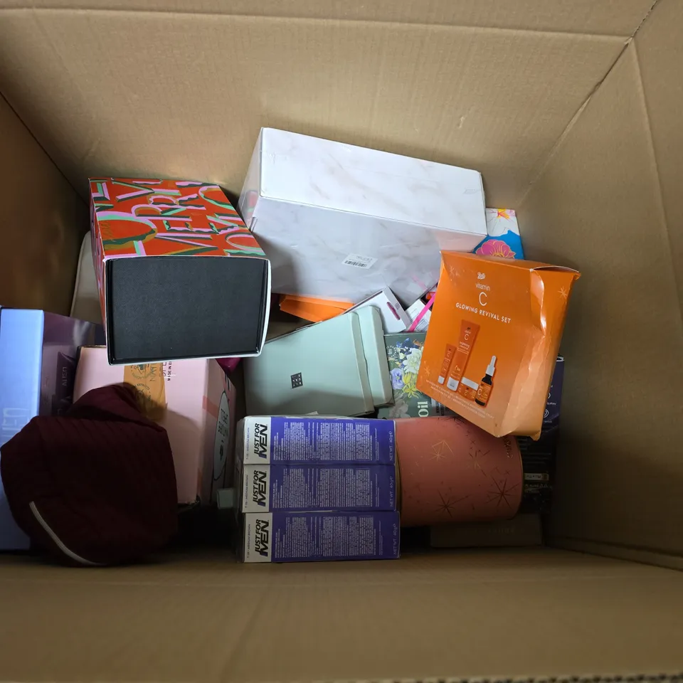 BOX OF APPROXIMATELY 15 BATH AND BODY GIFT SETS TO INCLUDE SANCTUARY SPA, SOAP & GLORY AND CHAMPNEYS