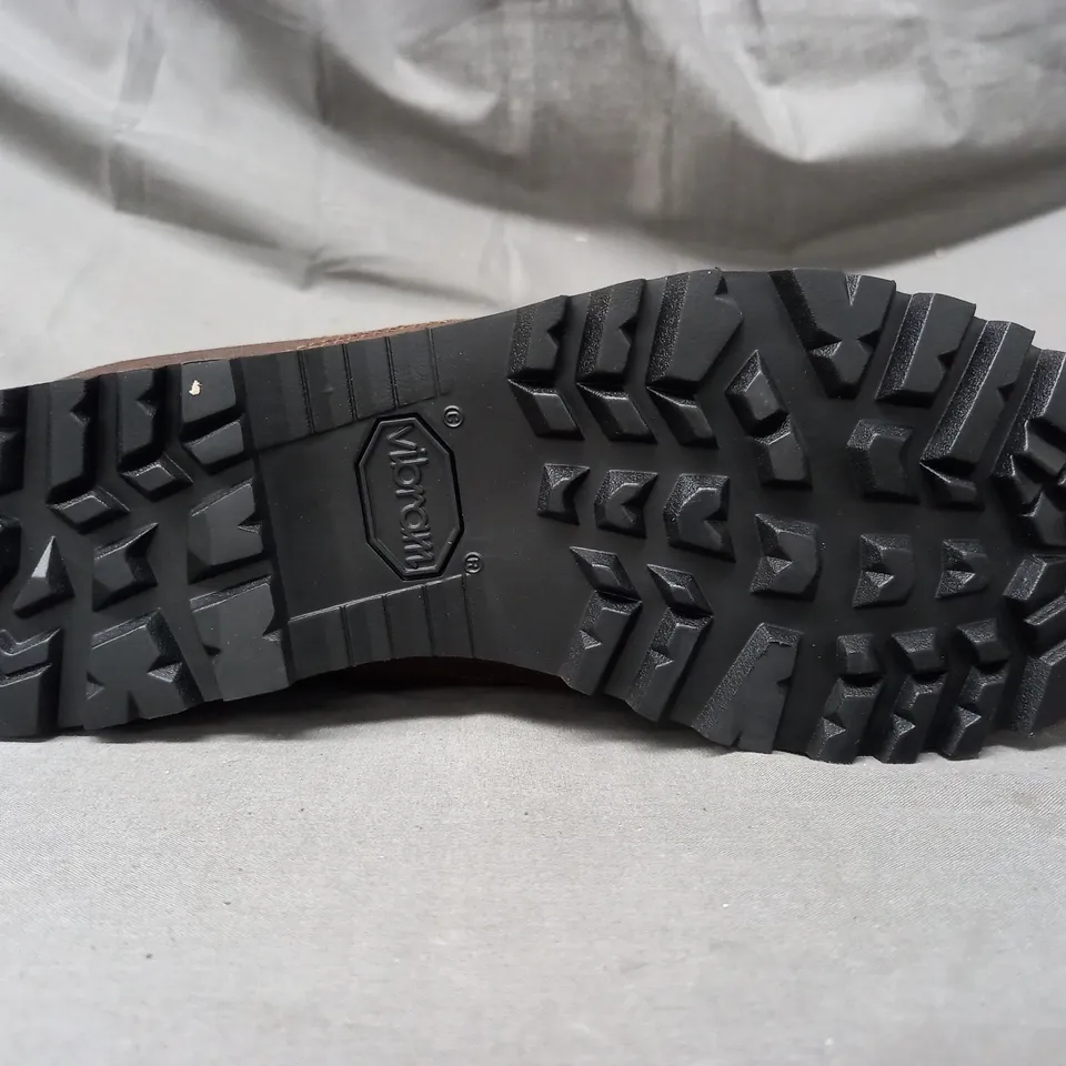 BOXED PAIR OF AKU COMBAT BOOTS IN BROWN UK SIZE 8