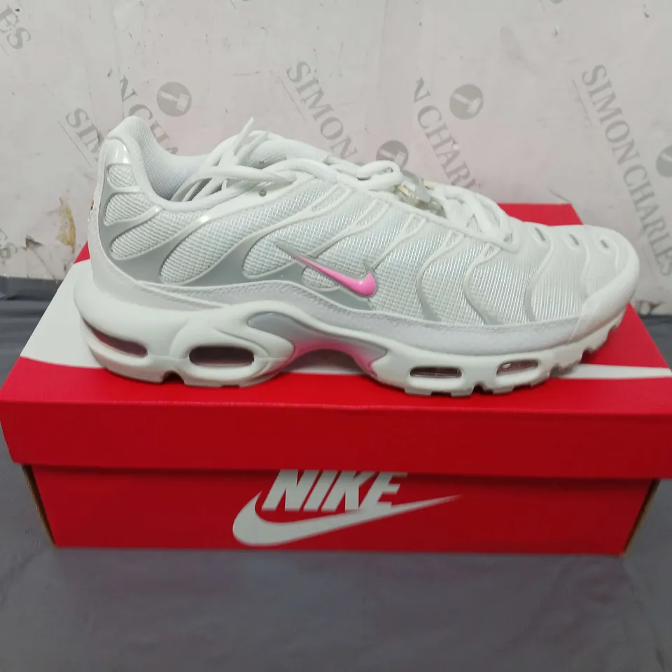 BOXED PAIR OF WOMENS NIKE AIR MAX PLUS TRAINERS SIZE 8