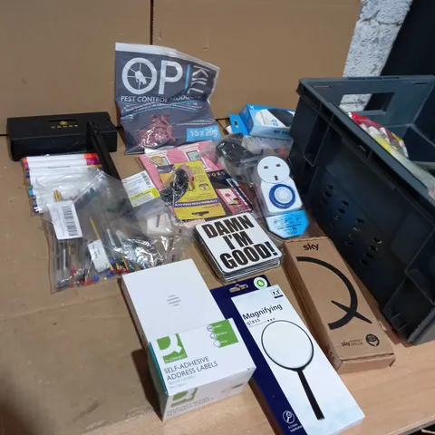 TOTE OF APPROXIMATELY 18 ASSORTED ITEMS TO INCLUDE A MAGNIFYING GLASS. A MARKER SET, SELF-ADHESIVE ADDRESS LABEL SET AND A SKY REMOTE