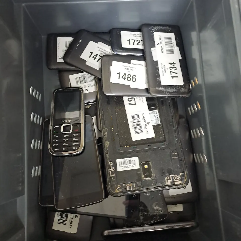 BOX OF ASSORTED ELECTRONICALS TO INCLUDE MOTOROLA, SAMSUNG, BEAFON ETC