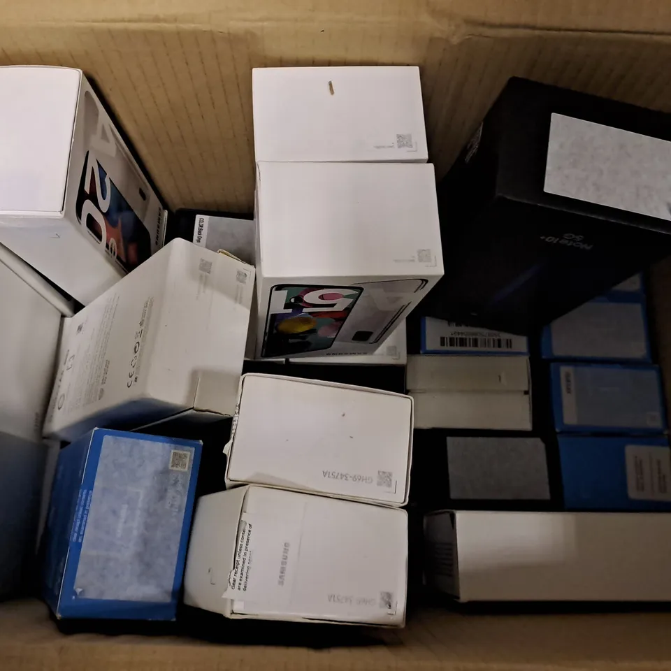 BOX OF APPROXIMATELY 30 ASSORTED SAMSUNG PHONE BOXES