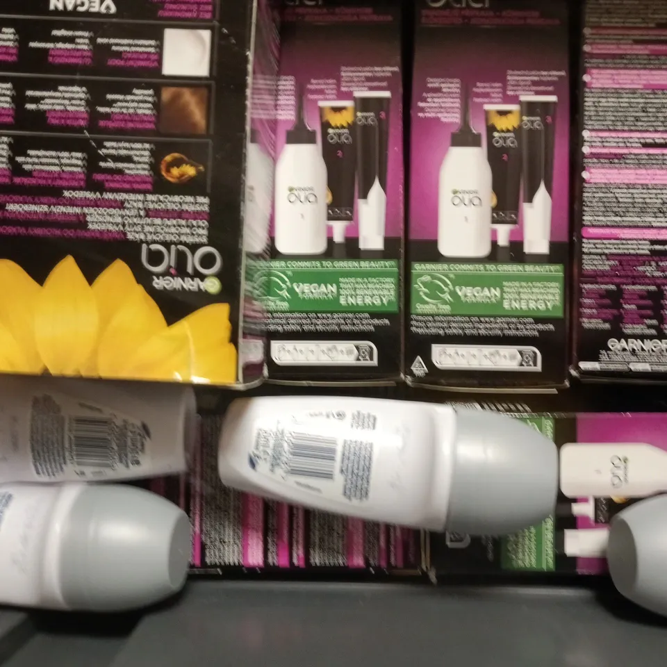 APPROXIMATELY 15 ASSORTED COSMETIC ITEMS INCLUDING VARIOUS MAKES AND BRANDS - COLLECTION ONLY