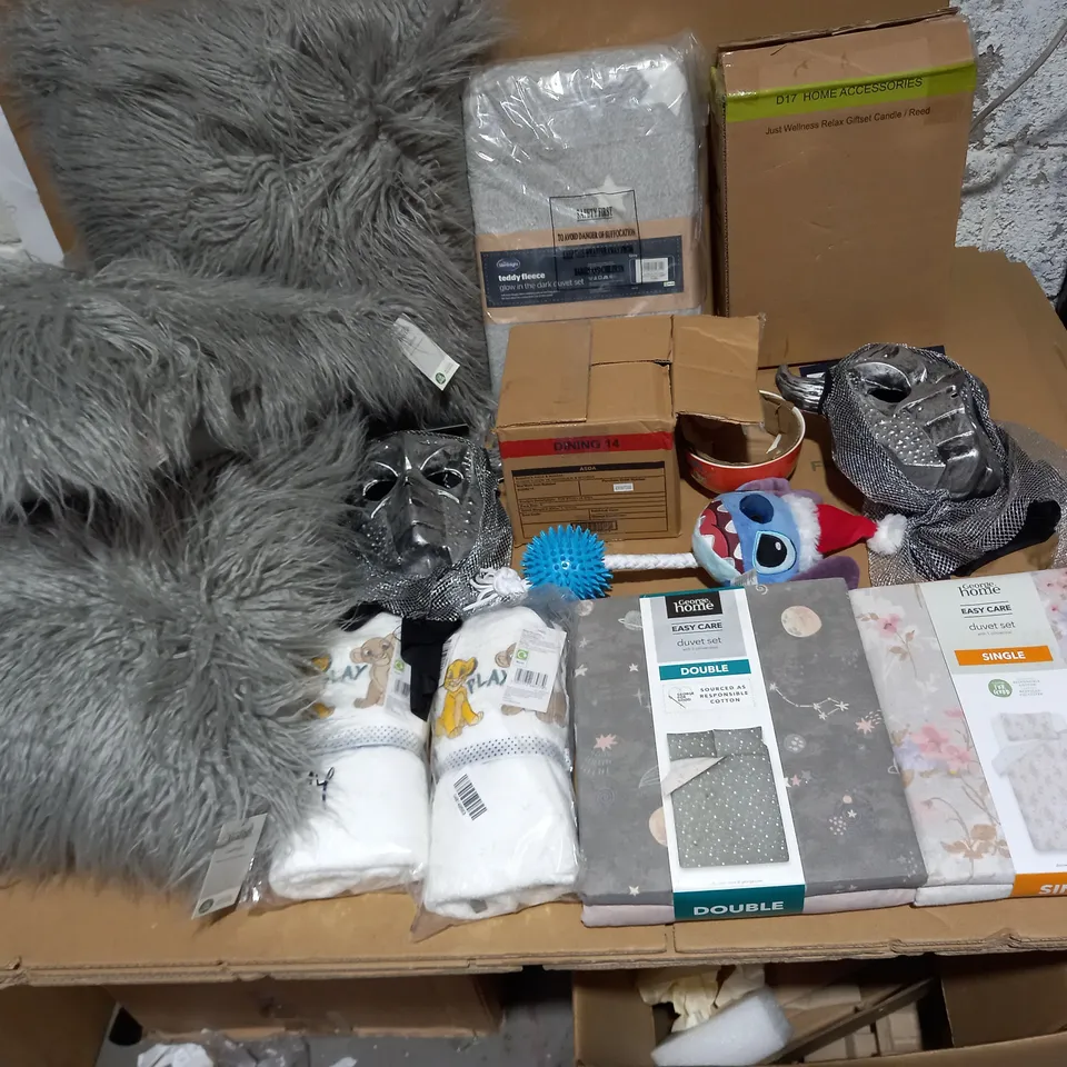 BOX OF ASSORTED ITEMS TO INCLUDE: GREY CUSHIONS, GEORGE HOME DUVET SET, FANCY DRESS MASKS ETC