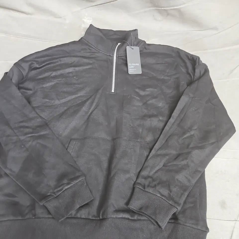 CLOSURE LDN RELAXED 1/4 ZIP FLEECE IN BLACK - LARGE
