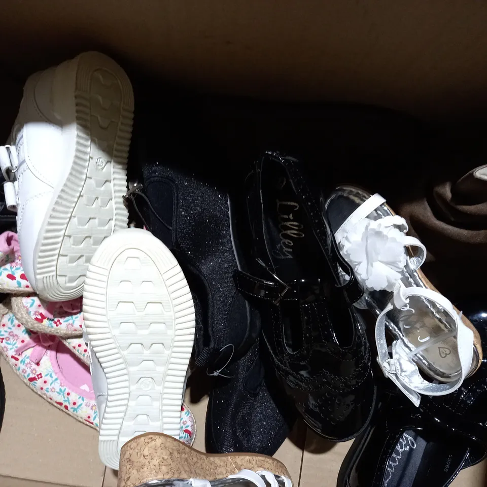 APPROXIMATELY 10 PAIRS OF ASSORTED KIDS SHOES IN VARIOUS STYLES AND SIZES 