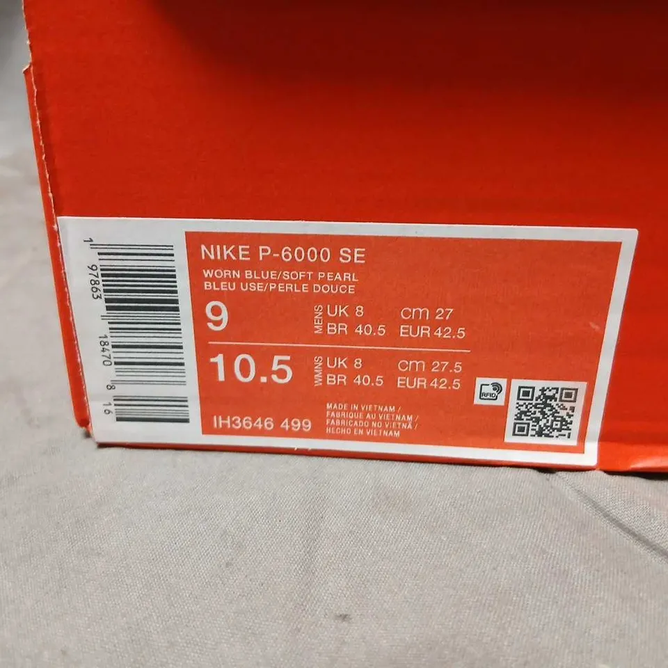 NIKE P-6000 SE SNEAKERS – BLUE/PEARL, UK 8 (US 9)