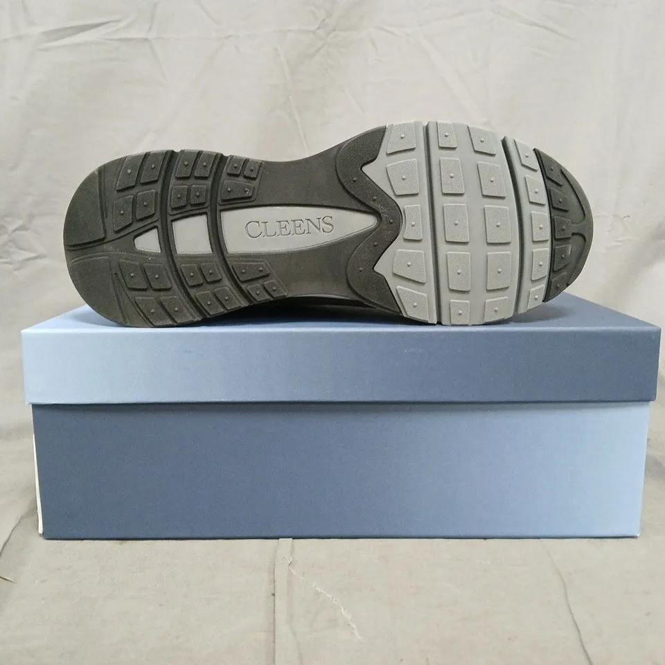 BOXED PAIR OF CLEENS PULSE RUNNER TRAINERS IN MIDNIGHT/WHITE SIZE UK 7.5