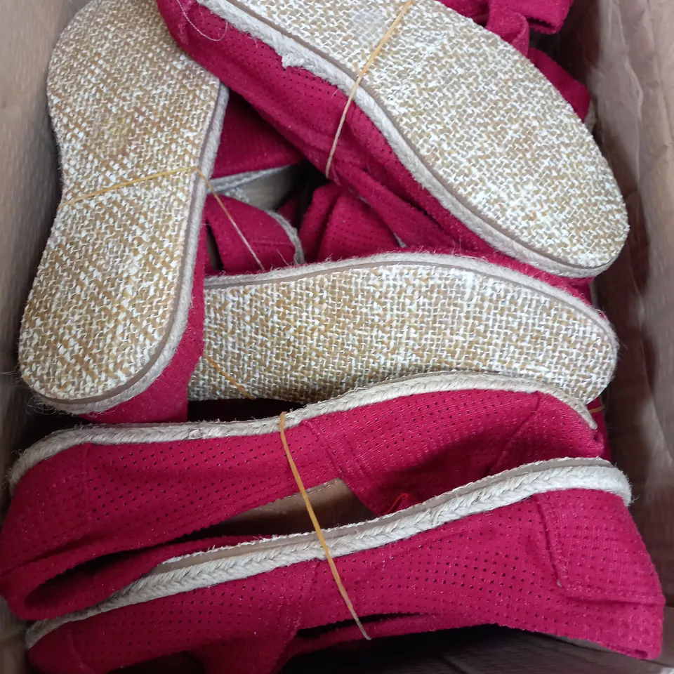 BOX OF APPROXIMATELY 7 PAIRS OF RED LOW FLAT SHOES 