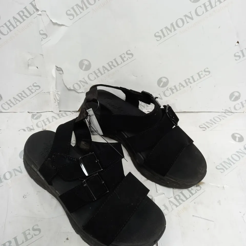 UNBOXED PAIR OF SKETCHERS LUXURY RETRO SANDAL BLACK SIZE 6